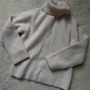 Banana republic kids size 5 Cream Turtleneck cashmere Sweater